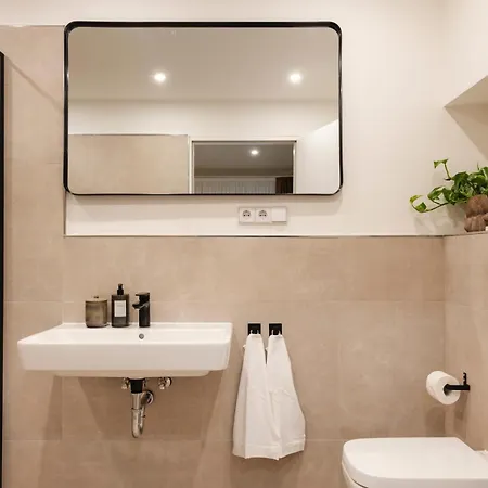 Alexa Spacious Design Up To 10 Persons - Parking - Superfast Wifi Apartment *